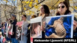 Volonteri udruženja za zaštitu životinja nose transparente na protestu ispred policije u Podgorici zbog nepostupanja te institucija u slučajevima zlostavljanja životinja, Crna Gora, 2. decembra 2024.