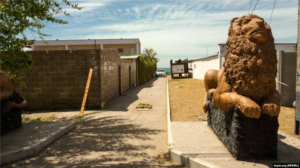 Отныне бетонный лев &laquo;охраняет&raquo; один из проходов к морю с улицы Набережной. Скульптура появилась недавно