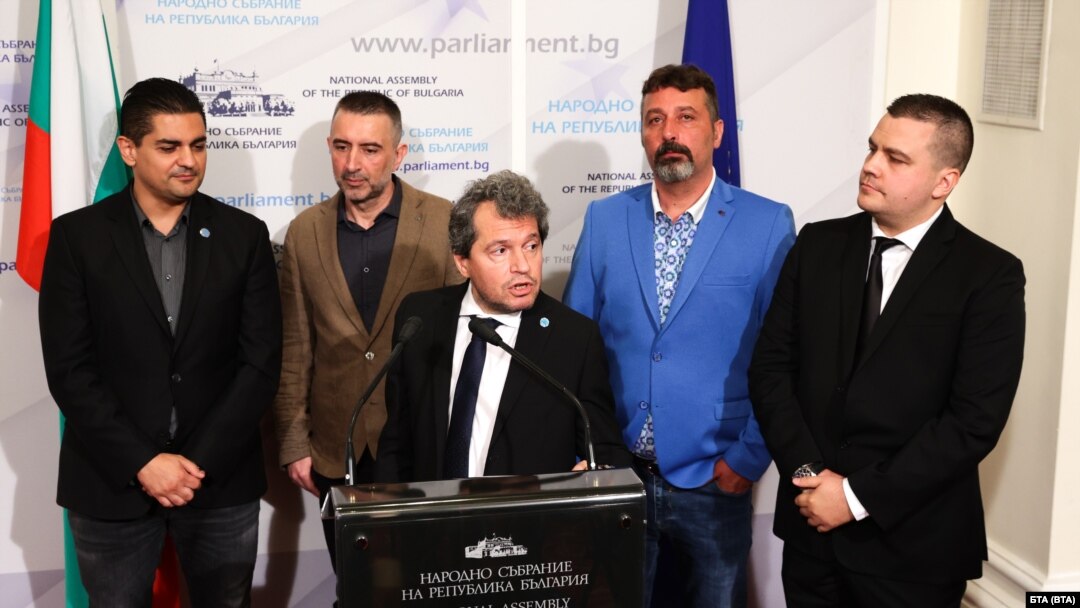 От парламентарната група на "Има такъв народ" направиха изявление по темата и в кулоарите на Народното събрание