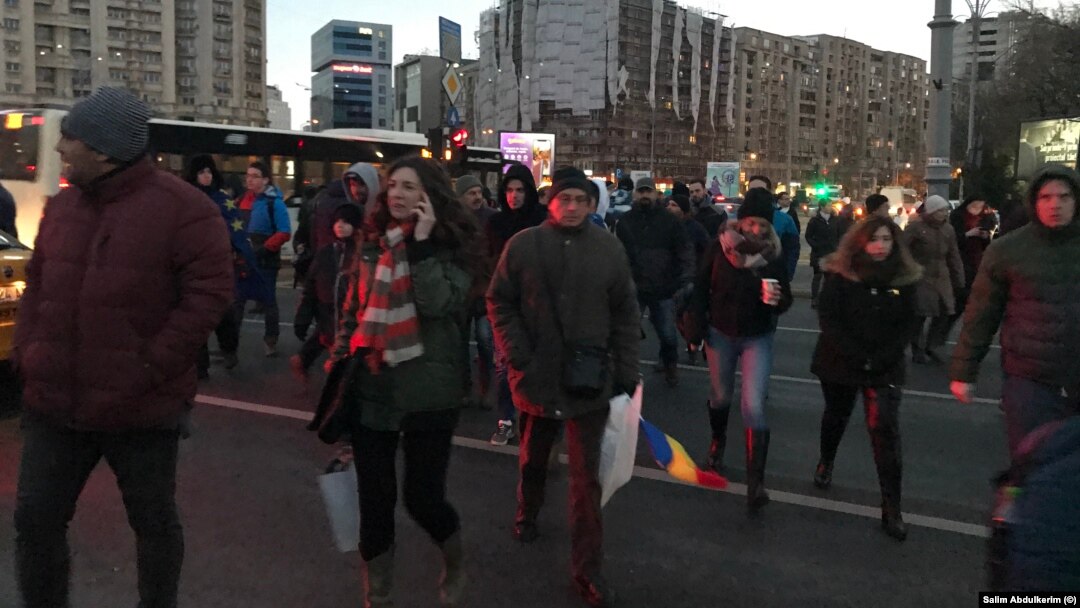Protestatarii vin în valuri în Piața Victoriei, numărul lor crește de la o oră la alta