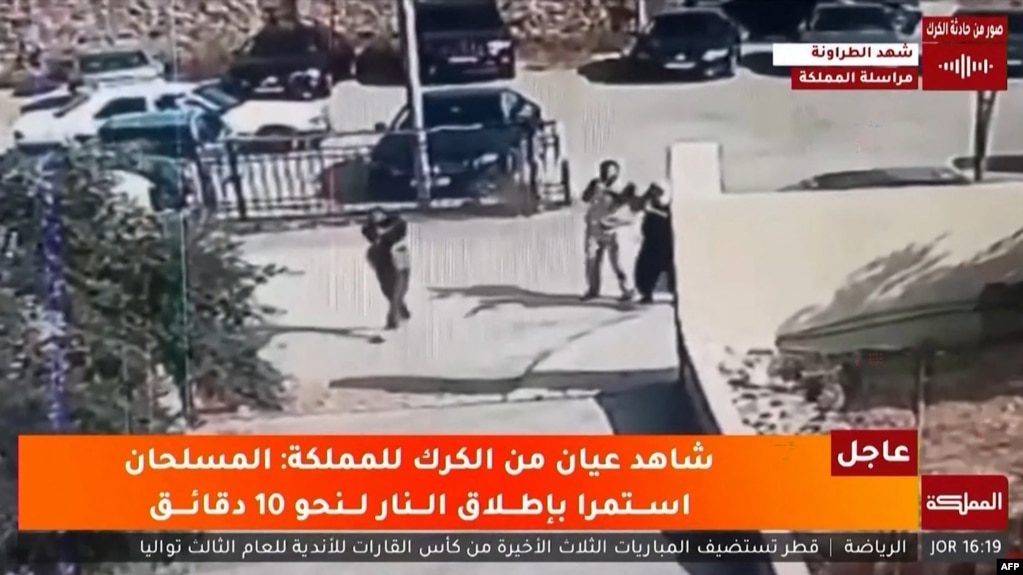 تصویری از ویدئوی دوربین مداربسته که لحظه حمله افراد مسلح به کلیسای ارتدوکس یونانی در روستای حمود را نشان می‌دهد