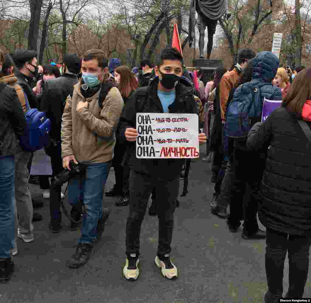 Женский марш и последующий митинг продолжились ровно два часа. У памятника Шокану Уалиханову &mdash; конечного пункта марша &mdash; организаторы еще раз огласили свои требования и прочли резолюцию.&nbsp;&nbsp; &nbsp;