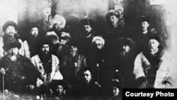Оренбургга сүргүнгө айдалган кыргыз байларынын бир тобу. 1929. (Жолдошбек Бөтөнөев (Ботоноев) жиберген сүрөт).