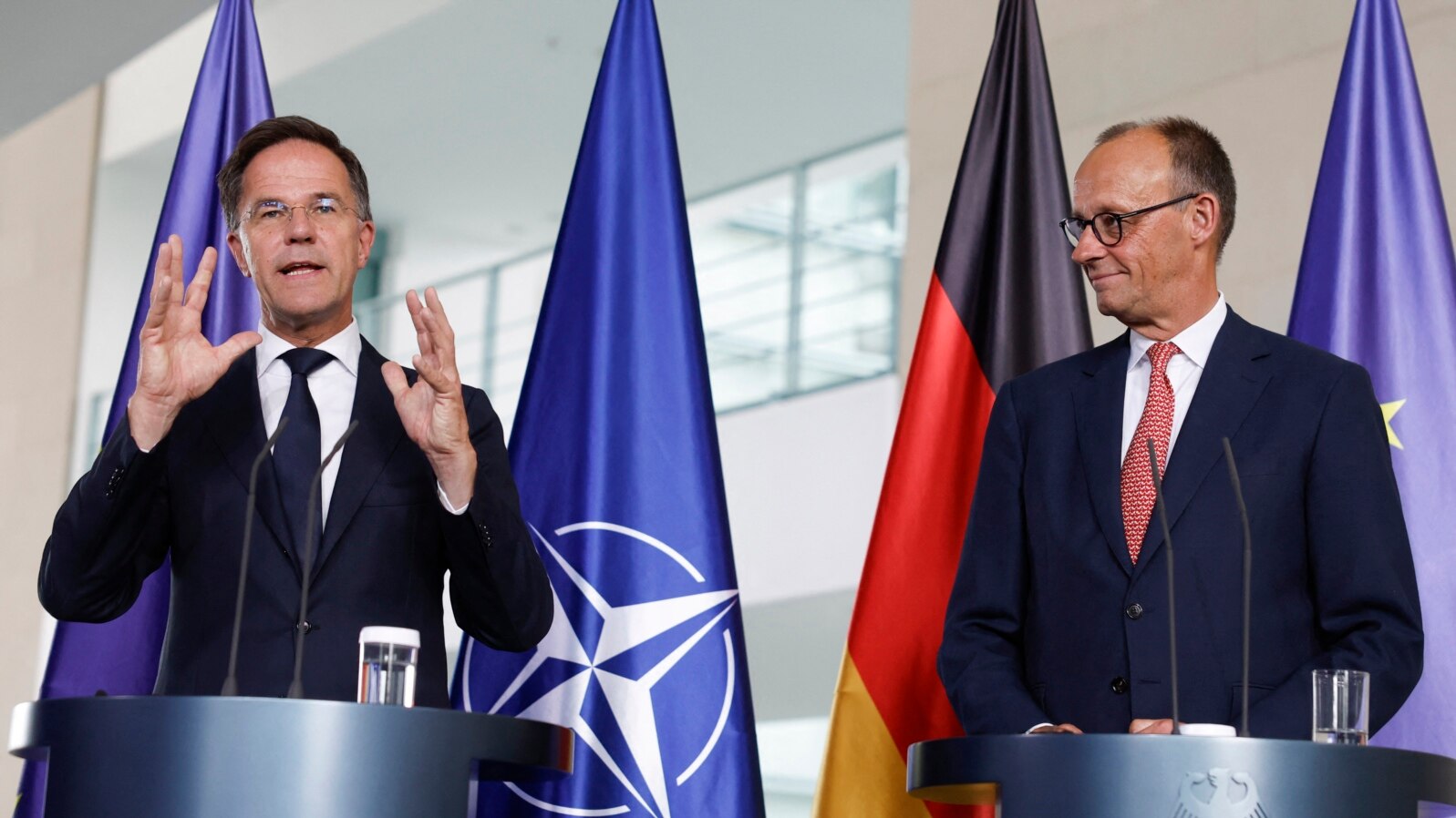 Cancelarul german Friedrich Merz (dreapta) l-a primit miercuri la Berlin pe secretarul general al NATO, Mark Rutte, înainte de cea de-a 70-a aniversare a aderării Germaniei la alianța de apărare.