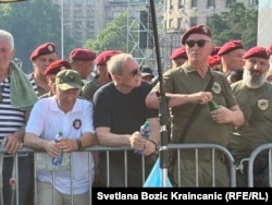 Goran Radosavljević Guri (levo, u beloj majici) na mitingu SNS-a u Beogradu, 27. jun 2026.