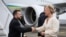 Президента України Володимира Зеленського в аеропорту зустрічає міністерка закордонних справ Ісландії Торгердур Катрін Гуннарсдоттір, 9 вересня 2026