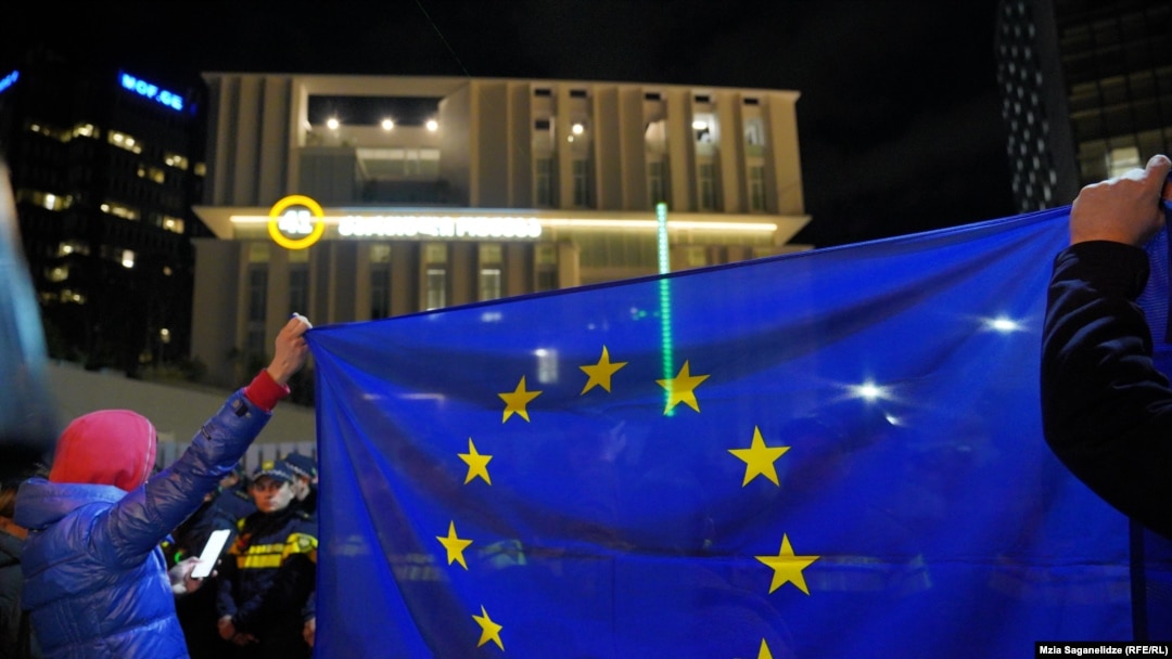Митинг у центрального офиса правящей партии «Грузинская мечта» в ответ на заявление Ираклия Кобахидзе о том, что власти Грузии отказываются от переговоров о вступлении в ЕС до 2028 года