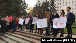 Susținători ai Guvernului protestând în fața Parlamentului