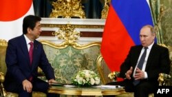 Орусиянын президенти Владимир Путин менен Жапониянын премьер-министри Синдзо Абэ.