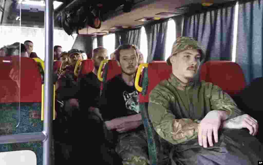 Ukrainian servicemen who were defending Mariupol&#39;s Azovstal steel plant sit in a bus after surrendering to pro-Russian forces on May 17.&nbsp;