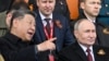 9 май, паради ҳарбӣ дар Маскав. Раҳбари Чин Си Ҷинпин дар паҳлӯи президенти Русия Владимир Путин нишастааст 