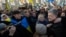 Петро Порошенко спілкується з демонстрантами під час мітингу 8 грудня на Хрещатику в центрі Києва