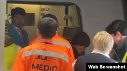 Маскаттан (Оман) эвакуациялық ұшақпен Қазақстанға жеткізілген адамдар. Алматы әуежайы, 4 наурыз, 2026 жыл.