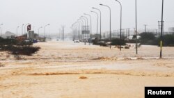 До Оману наближається тропічний шторм, є жертви, зупинені рейси літаків – фотогалерея
