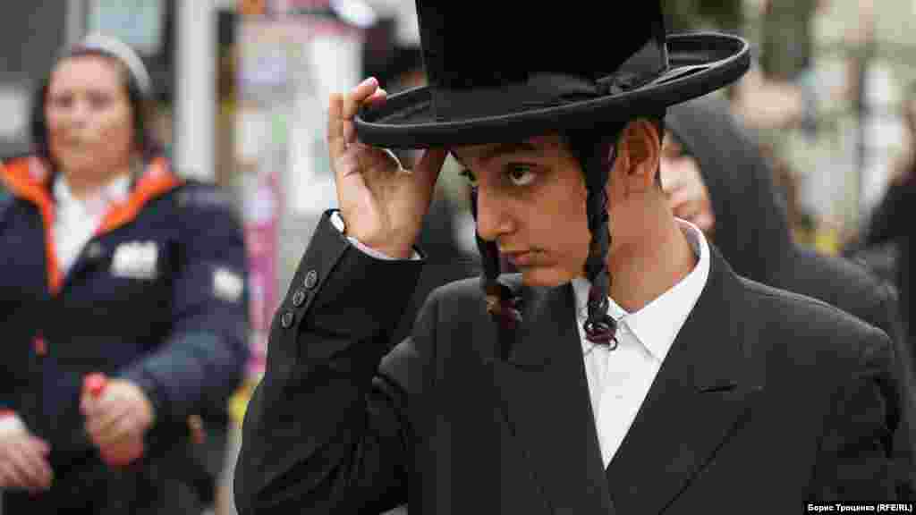 A young Hasidic pilgrim adjusts his hat. This year, the Jewish New Year according to the Gregorian calendar will come on October 3 and last for two days. However, Jews celebrate all holidays from sunset on the eve of the celebration, so Rosh Hashanah this year is celebrated from the evening of October 2 to the evening of October 4. It will be the year 5785 for Jews.