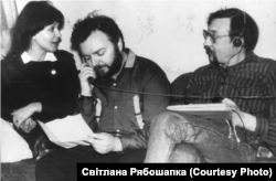 На зв’язку телефоном із Мюнхеном. Зліва направо: Світлана Рябошапка, Леонід Мілявський і Сергій Набока. Фото десь 1990 року