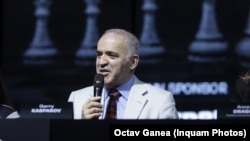 Gari Kasparov govori na skupu u Bukureštu juna 2021. 