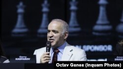 Aflat la București, Garry Kasparov a transmis un mesaj de susținere pentru opozanții Kremlinului aflați în închisoare. 4 iunie 2021.