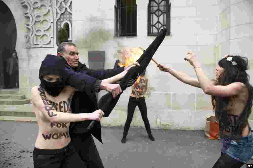 Activiste ale organizaţiei ucrainene Femen, - cunoscute pentru protestele sale toples, - la o acţiune anti-islamică &icirc;n faţa unei moschei la Paris, Franţa, 3 aprilie 2013