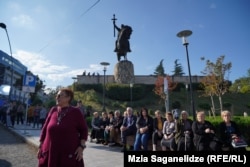 „ქართული ოცნების“ მხარდამჭერები თელავში ელოდებიან ღონისძიების დაწყებას, სადაც სიტყვით პარტიის ლიდერები უნდა გამოვიდნენ.