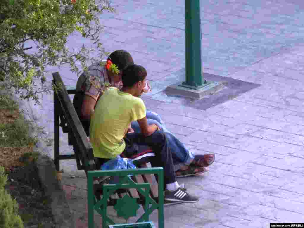 Seýilgähde dynç alyp oturan oglanlar