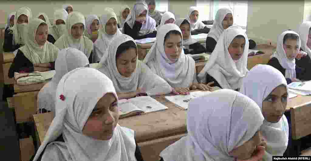 په ښونځي کې نجونې د زده کړې په حال کې.