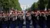 Participanții la parada militară se adună la Place de la Concorde, pe Champs Elysee, cu Arcul de Triumf în fundalul îndepărtat. Anul acesta, manifestarea a fost dedicată mai ales sprijinului pentru Ucraina. Franța conduce, cu Marea Britanie, o Coaliție a Voinței, grupare care ajută militar Kievul. 