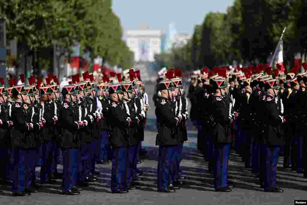 Participanții la parada militară se adună la Place de la Concorde, pe Champs Elysee, cu Arcul de Triumf în fundalul îndepărtat. Anul acesta, manifestarea a fost dedicată mai ales sprijinului pentru Ucraina. Franța conduce, cu Marea Britanie, o Coaliție a Voinței, grupare care ajută militar Kievul. 
