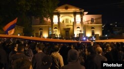 Armenia - Opposition supporters demonstrate outside the prime minister's office in Yerevan, 18 April 2018.