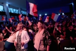 Mbështetësit e Marine Le Pen gjatë fjalimit të saj pas përmbylljes së rundit të parë të zgjedhjeve parlamentare.