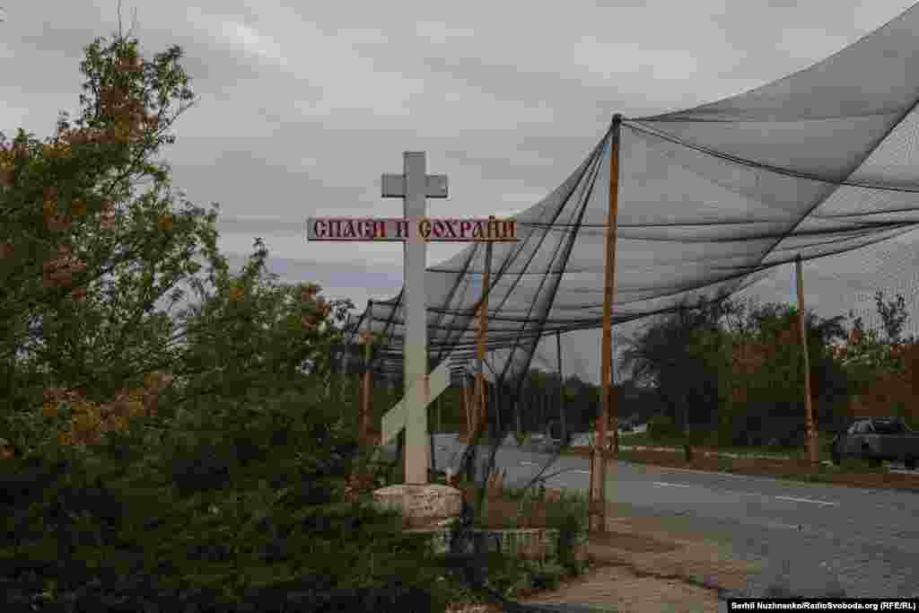 Одне зі слів 2025 року – «кілзона».Військові пояснюють: якщо в 2024 році «сірa зона» сягала до 2-4 км, то зараз вона розширилася до 6-8 км, а на деяких напрямках – до 10 км. Через активне використання дронів, часто доводиться долати 20 км пішки, щоб зайти на позицію. FPV-дрони на 25–30 км стали звичайною практикою з початку 2024 року. Оптоволоконні дрони дальністю близько 20 км російські військові застосовують вже масово, тоді як Україна впроваджує цю технологію повільніше. З розвитком дронів, аеростатів-ретрансляторів та систем оптичної навігації дальність ураження тільки зростатиме.На фото: дорога Краматорськ-Костянтинівка вкрита антидроновими сітками, 29 вересня 2025 року