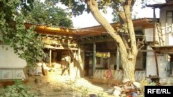 Айрим манбалар¸ ҳунармандлар растаси орқасидаги маҳалла бузилиб¸ ўрнига машиналар учун жой қилинишини айтмоқда.