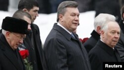 Ukrainian President Viktor Yanukovych (center, in file photo)