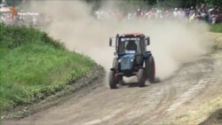 В России прошла гонка на тракторах (видео)
