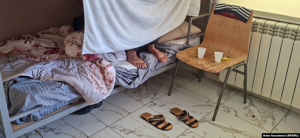 Një migrantë në qendrën në Lipjan.