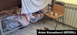 Një migrantë në qendrën në Lipjan.