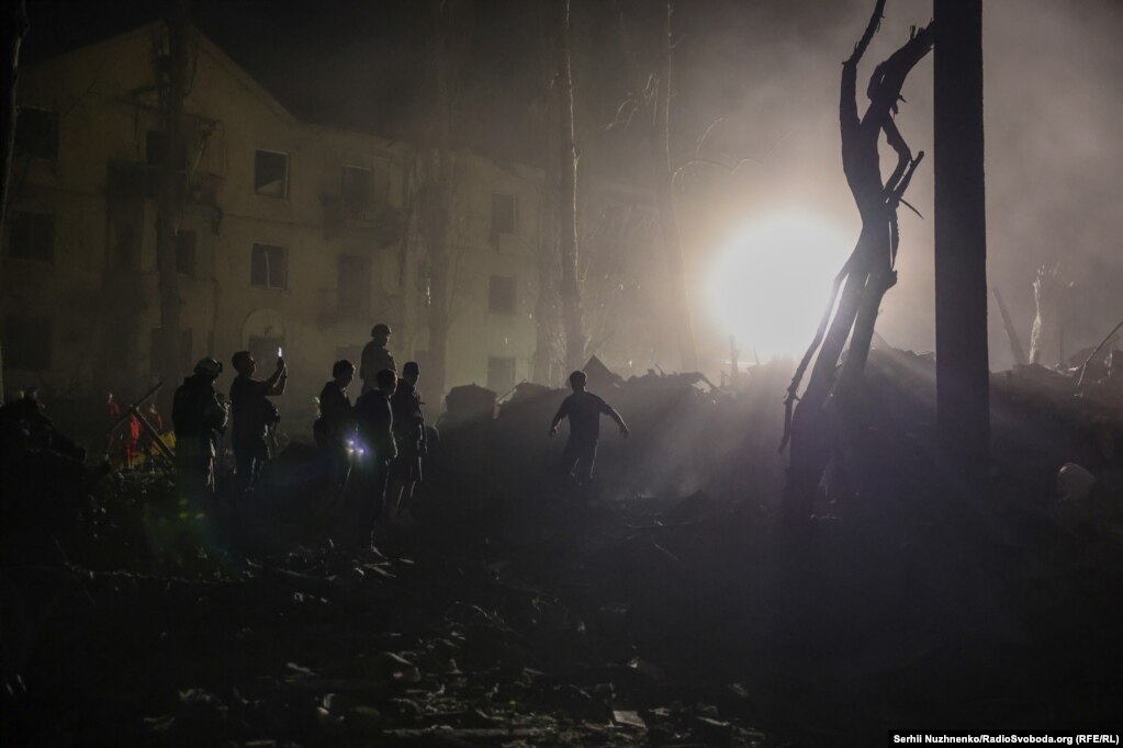 Раніше було відомо про 9-х загиблих, але згодом інформацію оновили, оголосивши про 8-х: за словами очільника МВС, «це були рештки тіл, які теж віддали на експертизу»