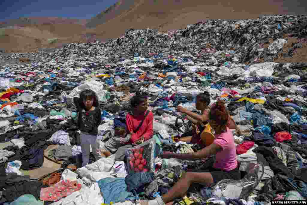 Nők válogatnak az Atacama-sivatagban kidobott ruhák között