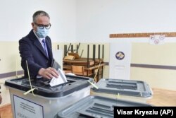 Arben Vitia duke votuar në zgjedhjet në Prishtinë.