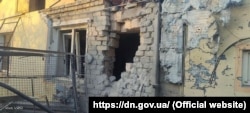 Поврежденный обстрелом российских гибридных сил дом в поселке Невельское, 14 ноября 2021 года