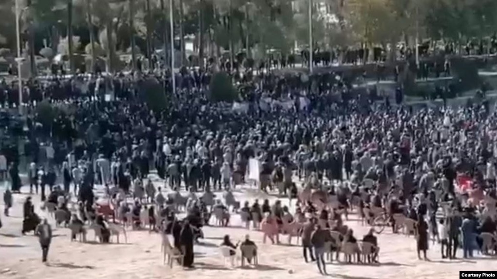 تجمع کشاورزان و سایر شهروندان اصفهانی در پنجمین روز اعتراض به وضعیت آب استان