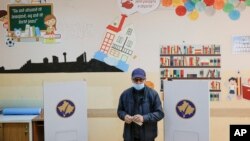 Një qytetar duke votuar në Prishtinë në rundin e balotazhit më 14 nëntor 2021. 