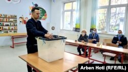 Një qytetar duke votuar në Prishtinë në rudnin e dytë të zgjedhjeve lokale më 14 nëntor 2021 