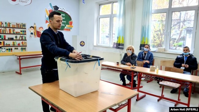 Vendvotim në një shkollë në Prishtinë në rrethin e dytë të zgjedhjeve lokale, 14 nëntor 2021.