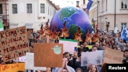 Ljudi drže transparente tokom demonstracija o klimatskim promjenama, u Zagrebu, Hrvatska, 20. septembra 2019.