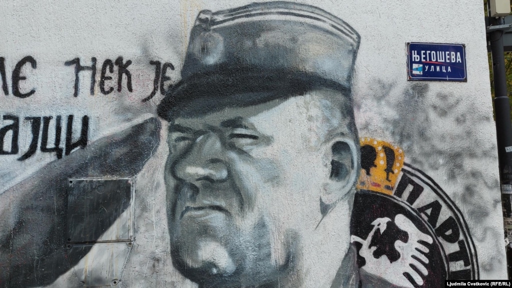 Debeo sloj bezbojnog laka koji "štiti" mural omogućava da se brzo očisti farba bačena na njega, 12. novembar 2021.