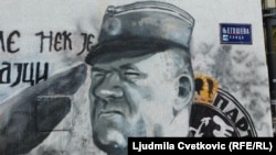 У Сербії досі не визнають, що в Боснії і Герцеговині був скоєний геноцид. Мурал із зображенням генерала Ратка Младича, засудженого Гаазьким трибуналом за геноцид у Сребрениці. Сербія, 12 листопада 2021 року