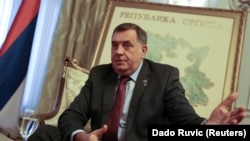 Criticii afirmă că Milorad Dodik încearcă doar să distragă atenția de la acuzațiile sale de corupție.