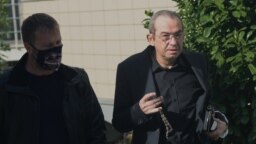 Петьо Петров-Еврото (вдясно) излиза от сградата на ГДБОП след разпит по аферата "Осемте джуджета, 12 ноември 2021 г.