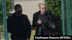 Петьо Петров-Еврото (вдясно) излиза от сградата на ГДБОП.